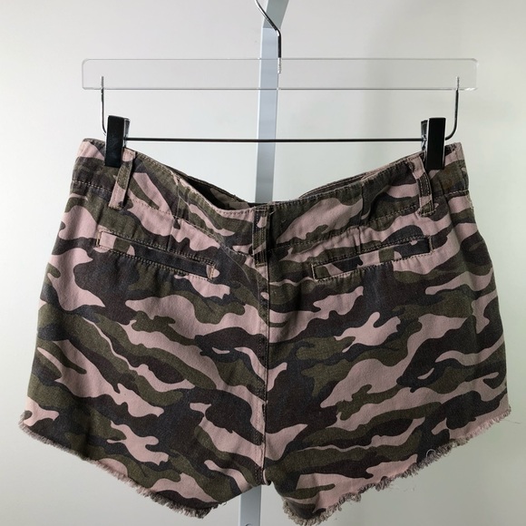 URBAN OUTFITTERA BDG | Distressed Cut Off Shorts - Picture 5 of 8